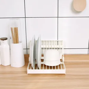 Égouttoir à vaisselle blanc minimaliste de style japonais sur un plan de travail