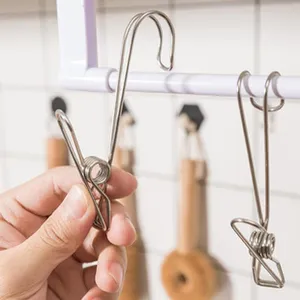 Gros plan de clips à crochets en acier inoxydable sur une barre de rangement de salle de bain