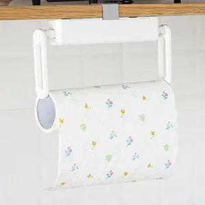 Vue détaillée d'un support de papier toilette mural blanc sous un meuble de cuisine