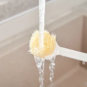 Japanse nylon afwasborstel met lange steel voor keukenreiniging onder stromend water.
