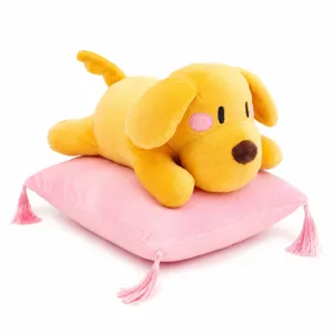 Fields of Mistria Plüsch-Hund auf einem weichen rosa Kissen mit dekorativen Quasten