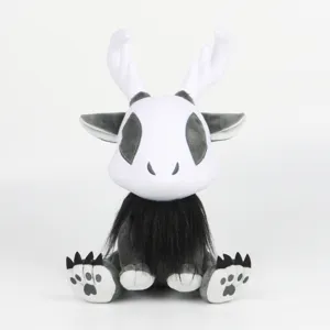 Vue détaillée d'une peluche gothique Deerman Cryptid avec des bois blancs et une crinière
