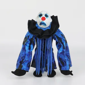 Détail de la peluche de clown d'horreur avec costume tie-dye bleu et maquillage triste