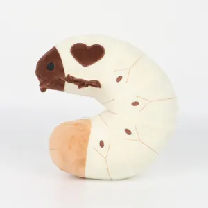Detailansicht des niedlichen Love Grub Plüschtier Insekts mit braunem Herzmuster Design