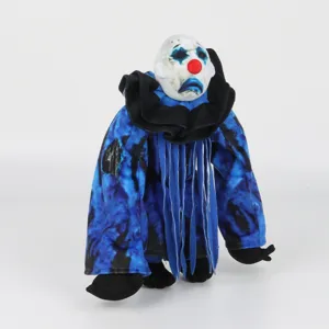 Poupée en peluche clown de jeu d'horreur avec texture tie-dye bleue et détails de franges