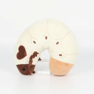 Seitenansicht-Detail eines weichen Love Grub Plüschtiers in Creme und Braun.