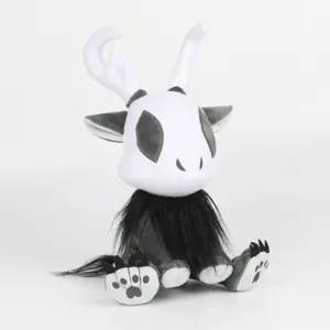 Vue détaillée de la peluche noire Goth Cryptid Deerman avec bois blancs et col en fourrure.