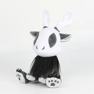 Détail d'une peluche de cryptide Mothman gothique avec bois et crinière noire