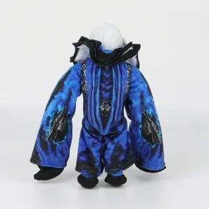 Vue arrière détaillée de la peluche MINI MINI.EXE montrant sa tenue d'horreur à motifs bleus unique
