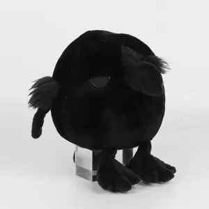 Detailaufnahme eines runden schwarzen Krähen-Plüschtiers aus der Museumskollektion.