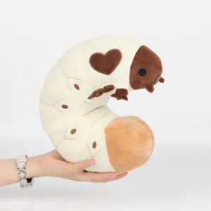Detailansicht eines süßen Love Grub Raupen-Plüschtiers mit Herzmuster, in der Hand gehalten