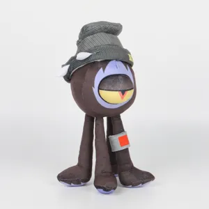 Vue détaillée de la peluche unique de monstre extraterrestre Nebulor avec bonnet à pointes