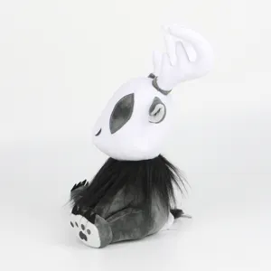 Vue latérale d'une peluche Mothman gothique avec bois blancs et détails en fourrure