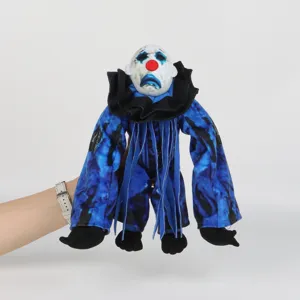 Vue détaillée de la peluche de clown d'horreur MINI.EXE tenue à la main montrant le tissu