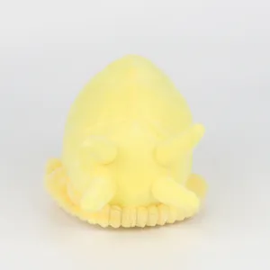 Realistisches gelbes Bananenschnecken-Plüschtier mit weicher Samtstruktur Detailansicht