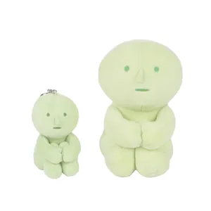 Zwei hellgrüne SMISKI Plüschfiguren, inklusive Schlüsselanhänger und Sitzpuppe.