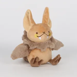 Vue détaillée d'une peluche chauve-souris Polliwog mignonne en fausse fourrure brune