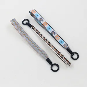Nahaufnahme von Bohemian-Lanyards mit verschiedenen Mustern und schwarzen Ringklammern