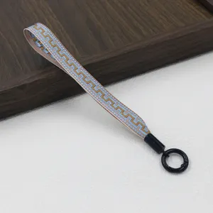 Detailansicht eines böhmischen Jacquard-Lanyards mit geometrischem Muster und Clip