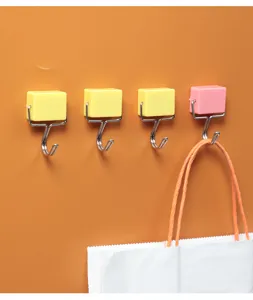 Detailansicht bunter Magnet-Haken, die eine Papiertüte an einer Wand halten