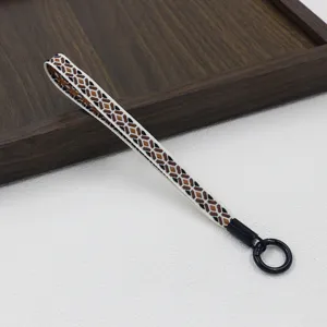 Detailansicht eines böhmischen Jacquard-gewebten kurzen Schlüsselbands mit Metallring