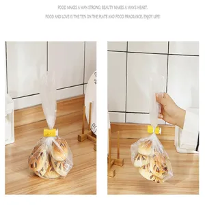 Dettaglio delle clip di sigillatura a bottone elastico per chiudere sacchetti di pane fresco