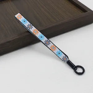 Nahaufnahme des böhmischen Jacquard-Lanyards mit buntem Gänseblümchen-Stickmuster