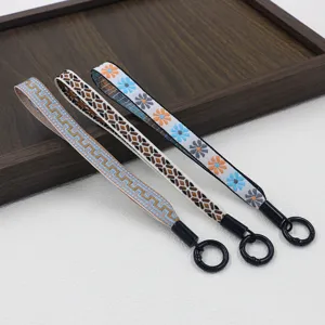 Detailansicht von drei böhmischen Jacquard-Lanyards mit Metallringen