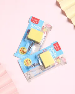 Set mit zwei gelben magnetischen Drehhaken im japanischen Stil für Kühlschrank und Küche