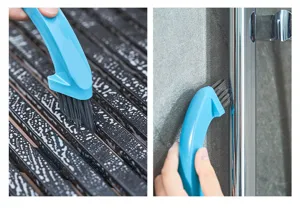 Gros plan sur la brosse de nettoyage multifonction bleue pour les fentes de cuisine.