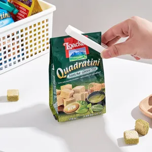 Minimalistischer weißer japanischer Verschlussclip für Snackbeutel in sauberer Küchenumgebung