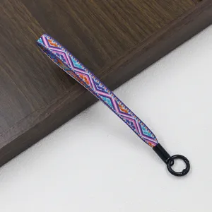 Cinturino da polso in jacquard etnico con anello a molla nero per chiavi o telefono