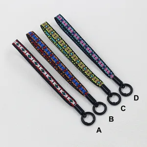 Detail van vier geweven lanyards in etnische stijl met patronen en metalen ringen