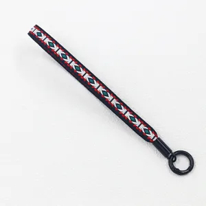 Detailweergave van geweven lanyard in etnische stijl met geometrisch patroon en zwarte ring