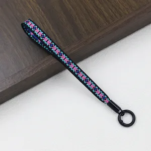 Detailopname van een geweven koord in etnische stijl met geometrisch patroon en metalen ring