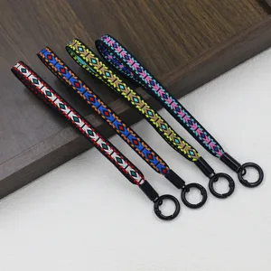 Gedetailleerd overzicht van vier kleurrijke geweven lanyards in etnische stijl met ringen