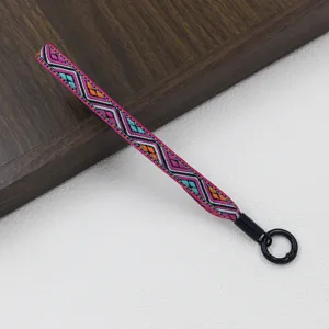 Cinturino da polso intrecciato jacquard in stile etnico per telefono e chiavi rosa acceso