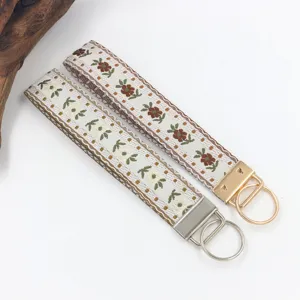 Detailansicht von zwei floralen Jacquard gewebten Schlüsselanhängern mit Metallringen