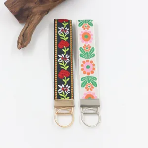 Vista detallada de llaveros tejidos con motivos florales y elegantes herrajes