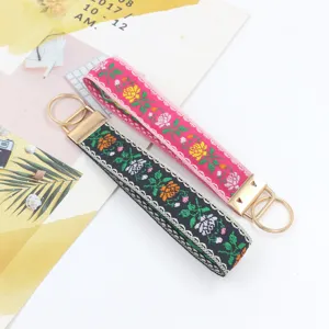Nahaufnahme der ethnischen Schlüsselanhänger mit bunten floralen Stickereien.