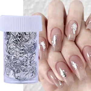 Primo piano di scaglie di lamina d'argento per nail art professionale in flacone trasparente