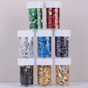 Dettaglio di otto diversi colori di scaglie di lamina metallica per decorazione unghie
