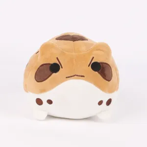 Détail de face d'une peluche de grenouille de pluie marron et blanche à l'air grognon