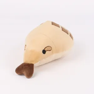 Détail de la peluche douce Frank the Fat Snake montrant la texture beige et brune