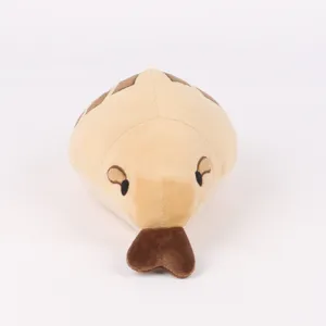 Vue détaillée de la peluche Frank the Fat Snake en tissu beige doux et motifs marrons