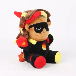 Vue détaillée de la peluche Flamefrags avec son tissu doux noir et rouge de qualité