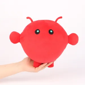 Primo piano del simpatico peluche a forma di aragosta rossa e rotonda tenuto in mano
