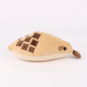 Détail du jouet en peluche Frank the Fat Snake avec tissu beige doux et motif à carreaux