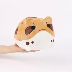 Gros plan d'une peluche de grenouille de pluie marron montrant sa taille et sa texture