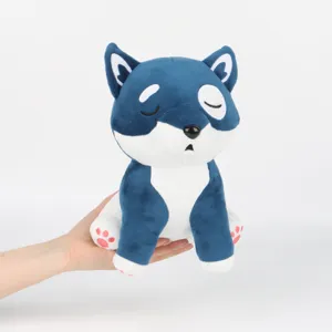 Vue détaillée d'une jolie peluche Lofi Dog bleue et blanche tenue à la main d'un enfant